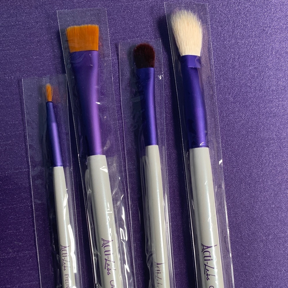 💋 Set of 4 New makeup brushes - Actilabs